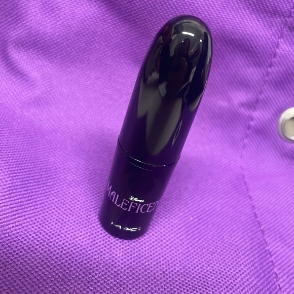 Mac Maleficent Lipstick- True Love’s Kiss - Picture 1 of 9